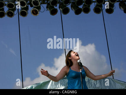 020208 traf Fairstarz--0048272A---Foto von Allen Eyestone/The Palm Beach Post... WEST PALM BEACH, FL... Kelsey Walton, 18, Palm Springs, konkurriert in der Starz der Zukunft, S. Florida Fair American Idol-Style-Talent-Wettbewerb. Walton advanced bis ins Finale am Sonntag in der jugendlich Vokal comp Stockfoto