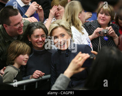 3. Februar 2008 - Minneapolis, Minnesota, USA - demokratische Präsidentschaftskandidat Senator HILLARY CLINTON posiert für ein Foto am Augsburg College in Minneapolis, Minnesota, Sonntag, 3. Februar 2008. (Bild Kredit: Stockfoto