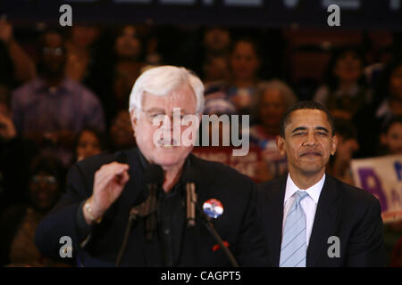 uns demokratische Präsidentschaftskandidat Senator Barack Obama (d-il) (C) sitzt mit caroline Kennedy (R) als US-Senator ted Kennedy (d-Ma) stellt Obama an das Publikum bei einer Kundgebung der Kampagne in East Rutherford, New Jersey, am Vorabend des "Super Tuesday"-Vorwahlen in den USA, 4 Februar 200 Stockfoto