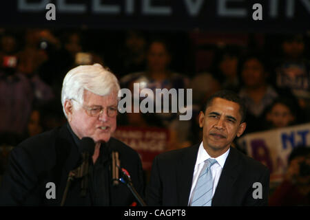 uns demokratische Präsidentschaftskandidat Senator Barack Obama (d-il) (C) sitzt mit caroline Kennedy (R) als US-Senator ted Kennedy (d-Ma) stellt Obama an das Publikum bei einer Kundgebung der Kampagne in East Rutherford, New Jersey, am Vorabend des "Super Tuesday"-Vorwahlen in den USA, 4 Februar 200 Stockfoto