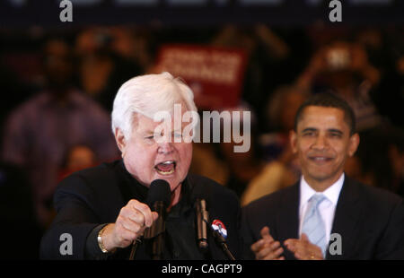 uns demokratische Präsidentschaftskandidat Senator Barack Obama (d-il) (C) sitzt mit caroline Kennedy (R) als US-Senator ted Kennedy (d-Ma) stellt Obama an das Publikum bei einer Kundgebung der Kampagne in East Rutherford, New Jersey, am Vorabend des "Super Tuesday"-Vorwahlen in den USA, 4 Februar 200 Stockfoto