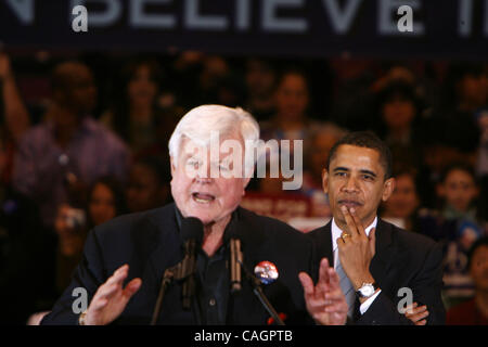 uns demokratische Präsidentschaftskandidat Senator Barack Obama (d-il) (C) sitzt mit caroline Kennedy (R) als US-Senator ted Kennedy (d-Ma) stellt Obama an das Publikum bei einer Kundgebung der Kampagne in East Rutherford, New Jersey, am Vorabend des "Super Tuesday"-Vorwahlen in den USA, 4 Februar 200 Stockfoto