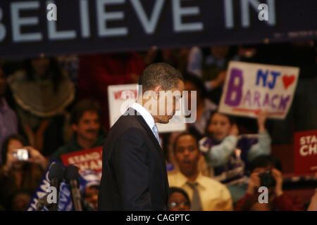 uns demokratische Präsidentschaftskandidat Senator Barack Obama (d-il) (C) sitzt mit caroline Kennedy (R) als US-Senator ted Kennedy (d-Ma) stellt Obama an das Publikum bei einer Kundgebung der Kampagne in East Rutherford, New Jersey, am Vorabend des "Super Tuesday"-Vorwahlen in den USA, 4 Februar 200 Stockfoto