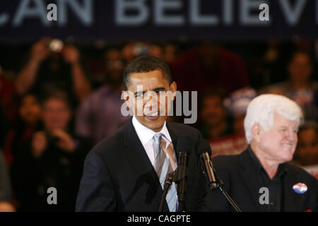 uns demokratische Präsidentschaftskandidat Senator Barack Obama (d-il) (C) sitzt mit caroline Kennedy (R) als US-Senator ted Kennedy (d-Ma) stellt Obama an das Publikum bei einer Kundgebung der Kampagne in East Rutherford, New Jersey, am Vorabend des "Super Tuesday"-Vorwahlen in den USA, 4 Februar 200 Stockfoto