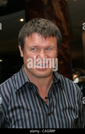 Russischer Schauspieler und Figther Oleg Taktarov bei der Präsentation des neuen russischen Film "Montana" in Moskau. Stockfoto