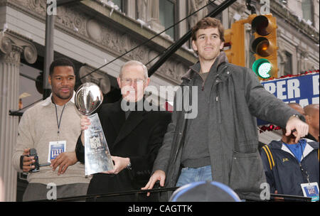 5. Februar 2008 - New York, NY, USA - New York Giants Spieler MICHAEL STRAHAN, head New York Giants Coach TOM COUGHLIN hält die Vince Lombardi Trophy und ELI MANNING ihre Super Bowl XLII Sieg während der Konfettiparade in den Canyon Heros in Lower Manhattan zu feiern. (Kredit-Bild: © Nanc Stockfoto