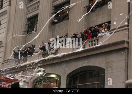 5. Februar 2008 - New York, NY, USA - New York Giants-Fans feiern den Super Bowl XLII Sieg während der Konfettiparade in den Canyon Heros in Lower Manhattan. (Kredit-Bild: © Nancy Kaszerman/ZUMA Press) Stockfoto