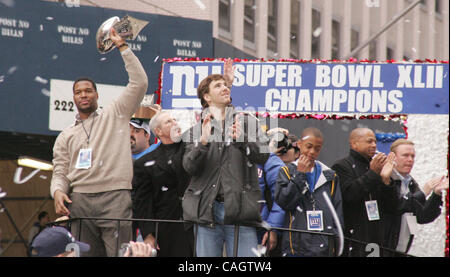 5. Februar 2008 - New York, NY, USA - New York Giants Spieler MICHAEL STRAHAN hält die Vince Lombardi Trophy, während New York Giants head Coach TOM COUGHLIN und ELI MANNING feiern ihren Super Bowl XLII Sieg während der Konfettiparade in den Canyon Heros in Lower Manhattan. (Kredit-Bild: © N Stockfoto