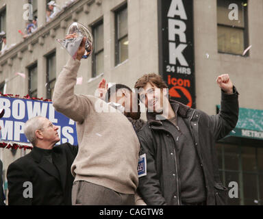 5. Februar 2008 - New York, NY, USA - New York Giants head Coach TOM COUGHLIN, New York Giants Spieler MICHAEL STRAHAN halten die Vince Lombardi Trophy und ELI MANNING feiern ihren Super Bowl XLII Sieg während der Konfettiparade in den Canyon Heros in Lower Manhattan. (Kredit-Bild: © Nanc Stockfoto