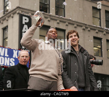 5. Februar 2008 - New York, NY, USA - New York Giants head Coach TOM COUGHLIN, New York Giants Spieler MICHAEL STRAHAN halten die Vince Lombardi Trophy und ELI MANNING feiern ihren Super Bowl XLII Sieg während der Konfettiparade in den Canyon Heros in Lower Manhattan. (Kredit-Bild: © Nanc Stockfoto