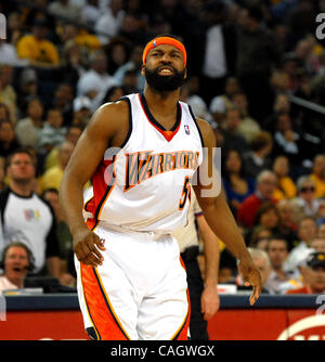 Golden State Krieger Baron Davis zeigt Ablehnung nach Denver Allen Iverson ein drei Zeiger in ihrem Spiel gegen die Warriors Donnerstagabend 10. April 2008 in der Oracle Arena in Oakland Calif.(Dan Rosenstrauch/Contra Costa Times) hits Stockfoto