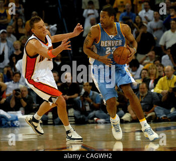 Golden State Warriors Andris Biedrins jagt Denvers #23 Marcus Camby im vierten Quartal von ihr Spiel gegen die Denver Nuggets Donnerstagabend 10. April 2008 in der Oracle Arena in Oakland Calif.(Dan Rosenstrauch/Contra Costa Times) Stockfoto