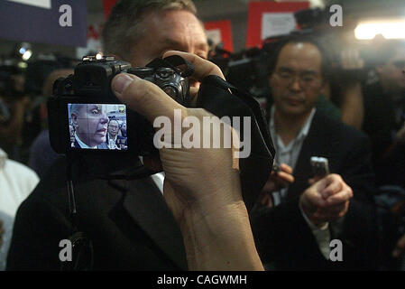 24. Januar 2008 spricht - Boca Raton, Florida, USA - South Carolina Senator LINDSEY GRAHAM, dargestellt in einem Fotografen LCD-Bildschirm, mit den Medien unmittelbar nach der restlichen fünf republikanischen Kandidaten für das Präsidentenamt in Florida Atlantic University diskutiert. (Kredit-Bild: © Chris Matula/Palm Beach Post/ZUM Stockfoto