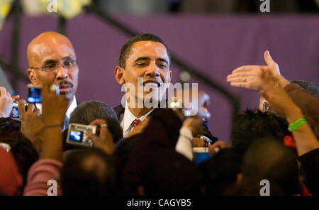 Demokratischen Präsidenten hoffnungsvollen Illinois Senator Barack Obama feiert seinen überwältigenden Sieg in South Carolina Democratic Präsidentenprimär mit Anhänger bei einer Kundgebung in Columbia, South Carolina, USA, 26. Januar 2008. Obama zu schlagen, New Yorker Senatorin Hillary Clinton und ehemaligen North Carolina Stockfoto