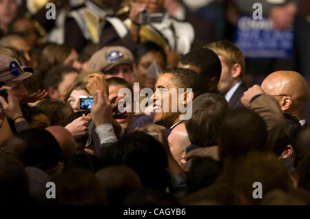 Demokratischen Präsidenten hoffnungsvollen Illinois Senator Barack Obama feiert seinen überwältigenden Sieg in South Carolina Democratic Präsidentenprimär mit Anhänger bei einer Kundgebung in Columbia, South Carolina, USA, 26. Januar 2008. Obama zu schlagen, New Yorker Senatorin Hillary Clinton und ehemaligen North Carolina Stockfoto