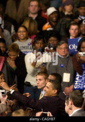 Demokratischen Präsidenten hoffnungsvollen Illinois Senator Barack Obama feiert seinen überwältigenden Sieg in South Carolina Democratic Präsidentenprimär mit Anhänger bei einer Kundgebung in Columbia, South Carolina, USA, 26. Januar 2008. Obama zu schlagen, New Yorker Senatorin Hillary Clinton und ehemaligen North Carolina Stockfoto