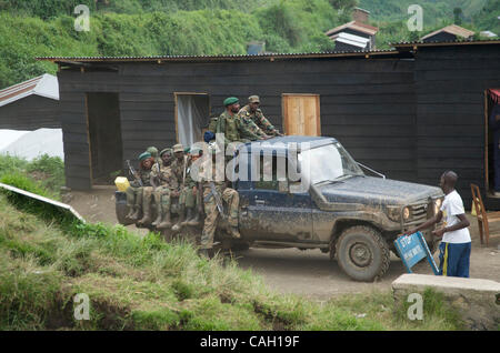 Kongolesische Regierungstruppen mit ruandischen Soldaten und CNDP unterwegs in Mushake, demokratische Republik Kongo Stockfoto