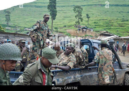 Kongolesische Regierungstruppen mit ruandischen Soldaten und CNDP unterwegs in Mushake, demokratische Republik Kongo Stockfoto