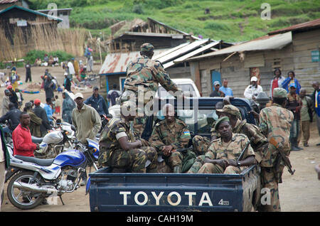 Kongolesische Regierungstruppen mit ruandischen Soldaten und CNDP unterwegs in Mushake, demokratische Republik Kongo Stockfoto