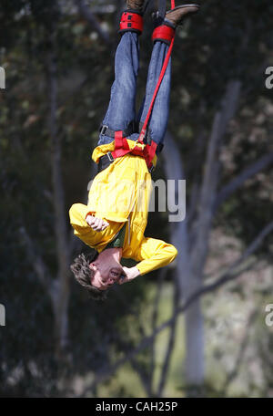 28. Januar 2008 - Los Angeles, Kalifornien, USA - JIM CARREY Bungee jumps am Set während der Dreharbeiten zu seinem neuen Films "Ja man" (Credit-Bild: © Brian Lowe/ZUMA drücken) Stockfoto