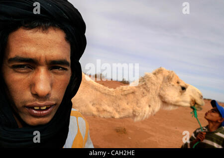 28. Januar 2008 - Wüste Sahara, Marokko - zwei Nomaden gehen ihren Kamelen durch die Wüste Sahara in Marokko aus einem Lager verwendet auf einer Strecke von M'Hamid zu den Chigaga Dünen führt. Einige Nomaden haben ihr Leben für die Tourismusindustrie Weidevieh aufgegeben. (Kredit-Bild: © Jed Conklin/ZUMA Press Stockfoto