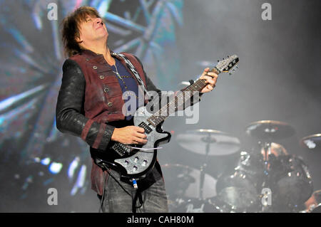 15. Oktober 2010 - führt bei Konzerten für die Küste 2010 bei Gulf Shores, Alabama Gulf Shores, Alabama, USA - Bon Jovi-Gitarrist Richie Sambora. (Kredit-Bild: © Michael Chang/Southcreek Global/ZUMApress.com) Stockfoto