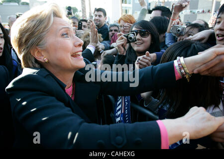 17. Januar 2008 - Northridge, CA, USA - US-Präsidentschaftskandidat Senator Hillary Clinton (D -NY) grüßt ein Überlauf Publikum, als sie bei einer Bürgerversammlung Stil an der California State University, Northridge in Los Angeles am 17. Januar 2008 ankommt.  Foto von Jonathan Alcorn/ZUMA Press. © Copyright Stockfoto