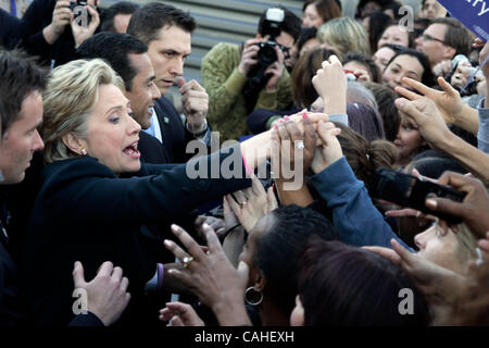 17. Januar 2008 - Northridge, CA, USA - US-Präsidentschaftskandidat Senator Hillary Clinton (D -NY) grüßt ein Überlauf Publikum, als sie bei einer Bürgerversammlung Stil an der California State University, Northridge in Los Angeles am 17. Januar 2008 ankommt.  Foto von Jonathan Alcorn/ZUMA Press. © Copyright Stockfoto