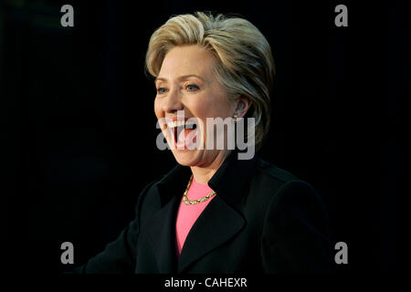 17. Januar 2008 spricht - Northridge, CA, USA - US-Präsidentschaftskandidat Senator Hillary Clinton (D -NY) während einer Bürgerversammlung Stil an der California State University, Northridge in Los Angeles am 17. Januar 2008.  Foto von Jonathan Alcorn/ZUMA Press. © Copyright 2007 von Jonathan Alcorn Stockfoto