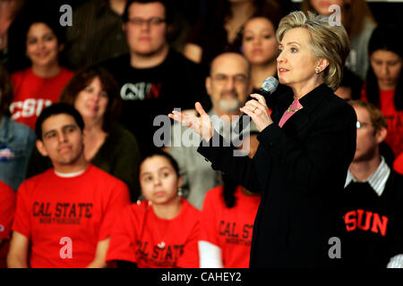 17. Januar 2008 spricht - Northridge, CA, USA - US-Präsidentschaftskandidat Senator Hillary Clinton (D -NY) während einer Bürgerversammlung Stil an der California State University, Northridge in Los Angeles am 17. Januar 2008.  Foto von Jonathan Alcorn/ZUMA Press. Stockfoto