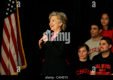 17. Januar 2008 spricht - Northridge, CA, USA - US-Präsidentschaftskandidat Senator Hillary Clinton (D -NY) während einer Bürgerversammlung Stil an der California State University, Northridge in Los Angeles am 17. Januar 2008.  Foto von Jonathan Alcorn/ZUMA Press. © Copyright 2007 von Jonathan Alcorn Stockfoto