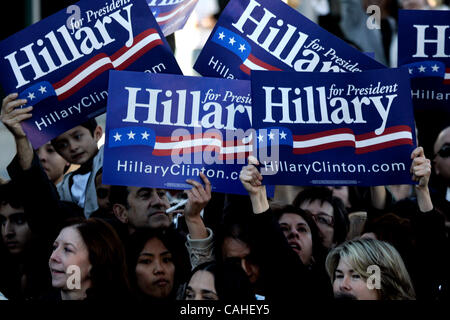 17. Januar 2008 - Northridge, CA, USA - Fans von uns demokratische Präsidentschaftskandidat Senator Hillary Clinton (D -NY) erwarten ihre Ankunft für eine Bürgerversammlung Stil an der California State University, Northridge in Los Angeles am 17. Januar 2008.  Foto von Jonathan Alcorn/ZUMA Press. © Copyright 2007 durch Stockfoto