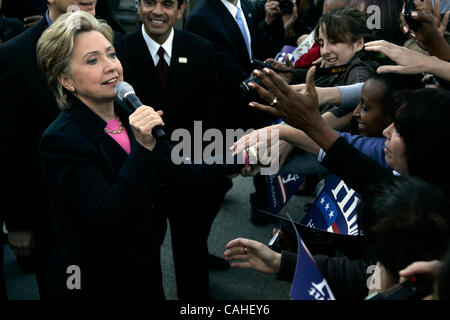 17. Januar 2008 - Northridge, CA, USA - US-Präsidentschaftskandidat Senator Hillary Clinton (D -NY) grüßt ein Überlauf Publikum, als sie bei einer Bürgerversammlung Stil an der California State University, Northridge in Los Angeles am 17. Januar 2008 ankommt.  Foto von Jonathan Alcorn/ZUMA Press. © Copyright Stockfoto