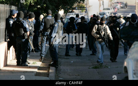 17. Januar 2008, Tijuana, Baja California, Mexiko.  Eine schießen mit staatlichen, städtischen und Bundesbehörden Offiziere im Bereich La Mesa von Tijuana Donnerstagmorgen gezwungen das Stillsetzen von vielen Straßen, eine Grund-und Hauptschule und links vier Offiziere schwer verletzt und mehrere Tote geschlossen.  Mand Stockfoto