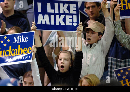 17. Januar 2008: Gouverneur von Arkansas Mike Huckabee Fans bei einem republikanischen Präsidentschaftswahlkampf Stopp Donnerstag, 17. Januar 2008 an der Jervey Athletic Center auf dem Campus der Clemson University. Stockfoto