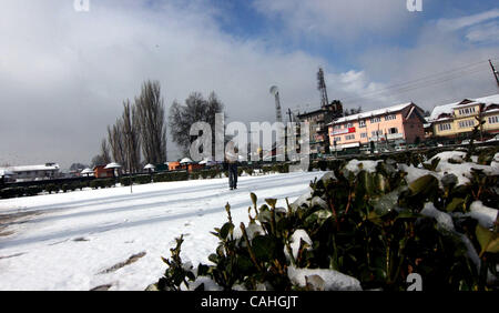 Ein Kashmiri Spaziergänge durch einen verschneiten bei Sonnenschein nach den Tagen Schneefall Srinagar, der Sommerhauptstadt des indischen Teil Kaschmirs, 18, Jan. 2008. Fahrzeugverkehr auf dem 300 Kilometer (188 Meilen) langen Srinagar Jammu national Highway wurde für den 3. Tag wegen starkem Schneefall nach ausgesetzt. Stockfoto