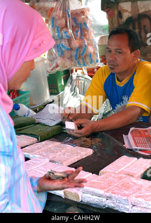 19. Januar 2007 betrachtet den Kauf Tempeh auf des Verkäufers Stand auf der Pedok Street Market in Tebet Gebiet, südlich von Jakarta Jakarta, Indonesien A Kunde.  Soja-Produkte sind ein wesentlicher Bestandteil in der asiatischen Küche sowie Hauptfutter für die Region? s Armen. Für viele Indonesier, ein Stück des t Stockfoto