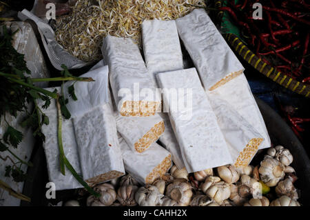 19. Januar 2007 Jakarta, Indonesien Bars von Tempeh auf des Verkäufers Stand auf der Pedok Street Market in Tebet Gebiet, südlich von Jakarta.  Soja-Produkte sind ein wesentlicher Bestandteil in der asiatischen Küche sowie Hauptfutter für die Region? s Armen. Für viele Indonesier, ein Stück Tempeh oder fermentierte soyabe Stockfoto