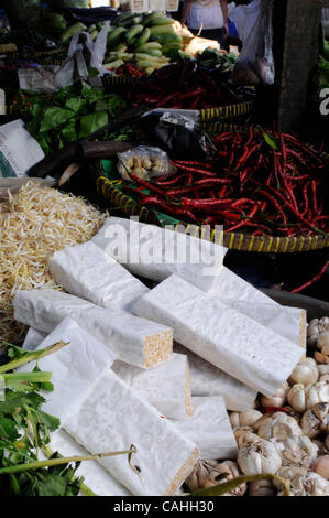 19. Januar 2007 Jakarta, Indonesien Bars von Tempeh auf des Verkäufers Stand auf der Pedok Street Market in Tebet Gebiet, südlich von Jakarta.  Soja-Produkte sind ein wesentlicher Bestandteil in der asiatischen Küche sowie Hauptfutter für die Region? s Armen. Für viele Indonesier, ein Stück Tempeh oder fermentierte soyabe Stockfoto