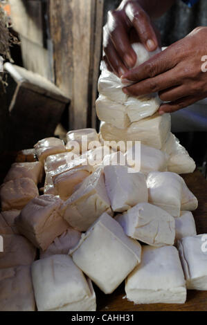 19. Januar 2007 bereitet Jakarta, Indonesien Herr Madi Tofu in seinem Stall in ein Pedok Street Market in Tebet Gegend, Süd-Jakarta zu verkaufen.  Soja-Produkte sind ein wesentlicher Bestandteil in der asiatischen Küche sowie Hauptfutter für die Region? s Armen. Für viele Indonesier, ein Stück Tempeh oder fermentierte Soja Stockfoto