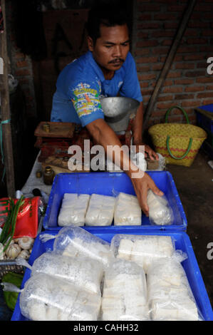 19. Januar 2007 bereitet Jakarta, Indonesien Herr Madi Tofu in seinem Stall in ein Pedok Street Market in Tebet Gegend, Süd-Jakarta zu verkaufen.  Soja-Produkte sind ein wesentlicher Bestandteil in der asiatischen Küche sowie Hauptfutter für die Region? s Armen. Für viele Indonesier, ein Stück Tempeh oder fermentierte Soja Stockfoto