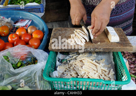 19. Januar 2007 schneidet Jakarta, Indonesien-A-Lieferanten eine Bar von Tempeh an der Pedok Street Market in Tebet Gebiet, südlich von Jakarta.  Soja-Produkte sind ein wesentlicher Bestandteil in der asiatischen Küche sowie Hauptfutter für die Region? s Armen. Für viele Indonesier, ein Stück Tempeh oder fermentierte Sojabohnen Kuchen Stockfoto