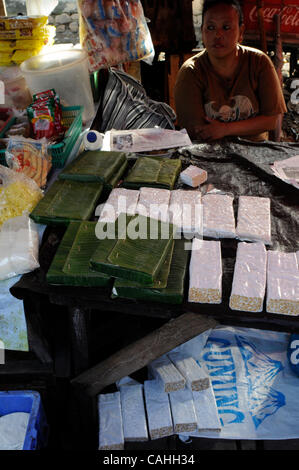 19. Januar 2007 Jakarta, Indonesien Bars von Tempeh auf des Verkäufers Stand auf der Pedok Street Market in Tebet Gebiet, südlich von Jakarta.  Soja-Produkte sind ein wesentlicher Bestandteil in der asiatischen Küche sowie Hauptfutter für die Region? s Armen. Für viele Indonesier, ein Stück Tempeh oder fermentierte soyabe Stockfoto