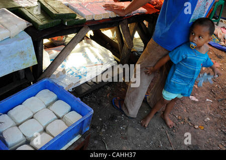 19. Januar 2007 werden Jakarta, Indonesien Bars von Tempeh und Tofu aufgesetzt auf des Verkäufers Stand auf der Pedok Street Market in Tebet Gebiet, südlich von Jakarta angezeigt.  Soja-Produkte sind ein wesentlicher Bestandteil in der asiatischen Küche sowie Hauptfutter für die Region? s Armen. Für viele Indonesier, ein Stück Stockfoto