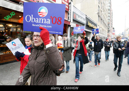 19. Januar 2008 - New York, New York, USA - freiwillige Helfer und Unterstützer von Barack Obama Präsident Kampagne an einem Marsch hinunter Broadway auf der Upper West Side von Manhattan auf Samstag, 19. Januar 2008 teilnehmen.  Die Kampagne läuft auf Hochtouren für die kommende, 5. Februar, NY State Caucus.  RESTR Stockfoto