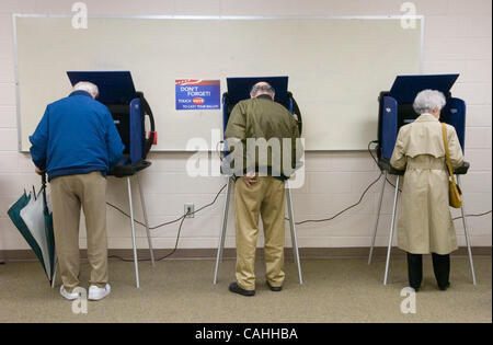 Wähler werfen ihre Stimmzettel an der Polo Road stimmberechtigten Precinct auf republikanischen Präsidentenprimär Wahltag in Columbia, South Carolina, USA, 19. Januar 2008. (Kredit-Bild: © Erik Lesser/ZUMA Press) Stockfoto