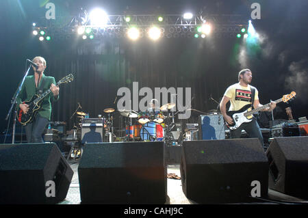 4. Dezember 2007 - Norfolk, Virginia, USA - (L-R) Sänger / Gitarrist DANIEL JOHNS, Schlagzeuger BEN GILLIES und Bass-Gitarrist CHRIS JOANNOU der Band Silverchair tritt da 2007 Tour macht Halt in der Ted-konstante-Center befindet sich auf dem Campus der Old Dominion University. Copyright 2007 Jason Stockfoto