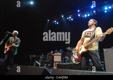 4. Dezember 2007 - Norfolk, Virginia, USA - (L-R) Sänger / Gitarrist DANIEL JOHNS, Schlagzeuger BEN GILLIES und Bass-Gitarrist CHRIS JOANNOU der Band Silverchair tritt da 2007 Tour macht Halt in der Ted-konstante-Center befindet sich auf dem Campus der Old Dominion University. Copyright 2007 Jason Stockfoto