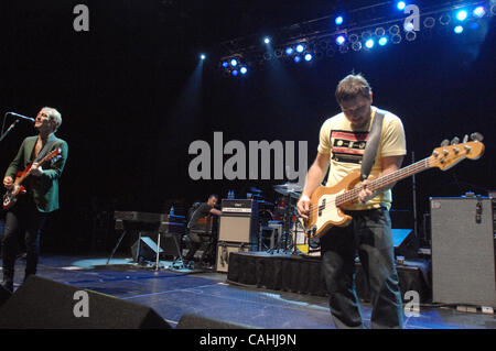 4. Dezember 2007 - Norfolk, Virginia, USA - (L-R) Sänger / Gitarrist DANIEL JOHNS, Schlagzeuger BEN GILLIES und Bass-Gitarrist CHRIS JOANNOU der Band Silverchair tritt da 2007 Tour macht Halt in der Ted-konstante-Center befindet sich auf dem Campus der Old Dominion University. Copyright 2007 Jason Stockfoto