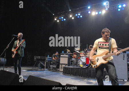 4. Dezember 2007 - Norfolk, Virginia, USA - (L-R) Sänger / Gitarrist DANIEL JOHNS, Schlagzeuger BEN GILLIES und Bass-Gitarrist CHRIS JOANNOU der Band Silverchair tritt da 2007 Tour macht Halt in der Ted-konstante-Center befindet sich auf dem Campus der Old Dominion University. Copyright 2007 Jason Stockfoto